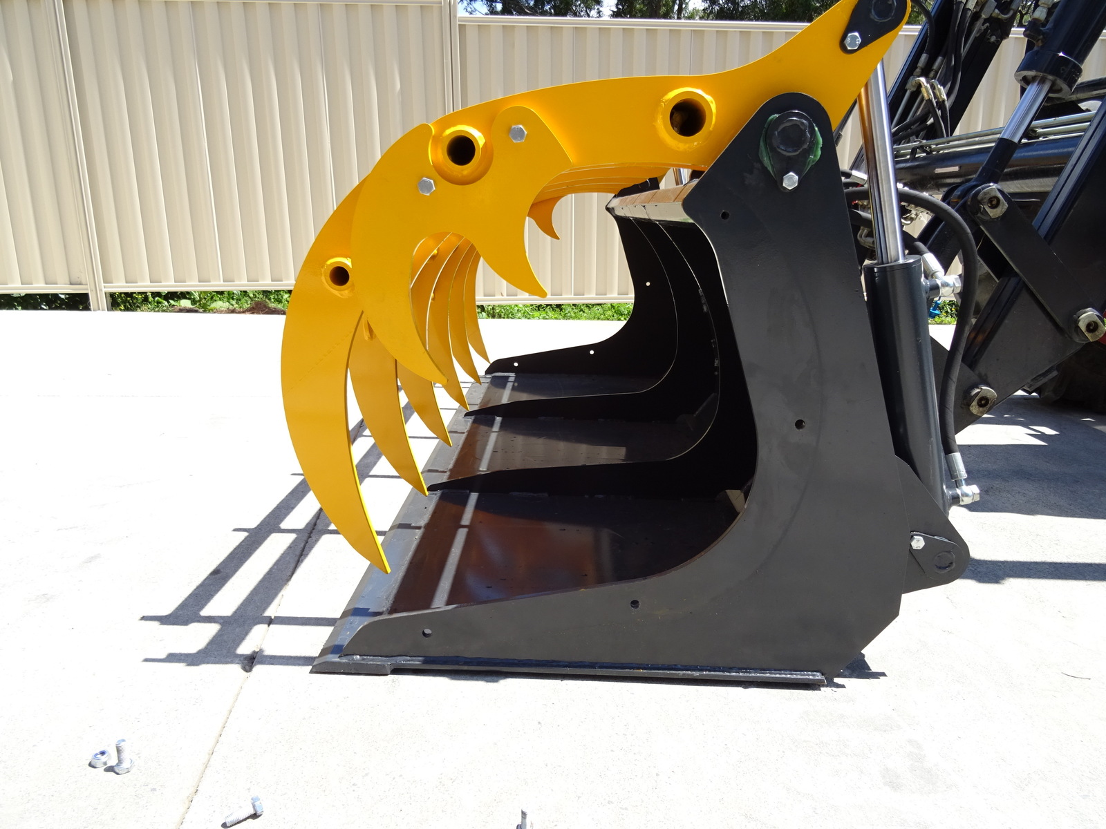 Grab Bucket 1.8m wide Euro hitch